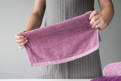 Як випрати новий рушник, щоб він не втратив колір: проста хитрість