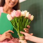 День вчителя в Україні 2023: коли відзначають і що доречно подарувати?