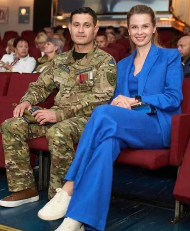Ахтем Сеитаблаев позирует со своей избранницей Марьяной Дмитриевой.