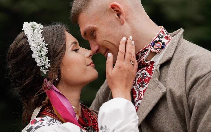 Учасник гурту Kalush Orchestra відзначає своє весілля в українському стилі