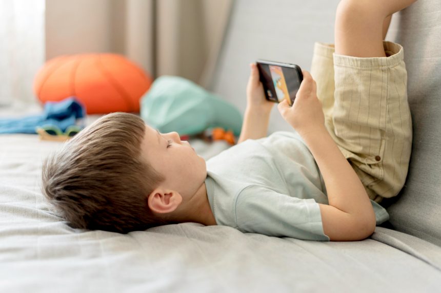 Як смартфони впливають на емоційне благополуччя дитини