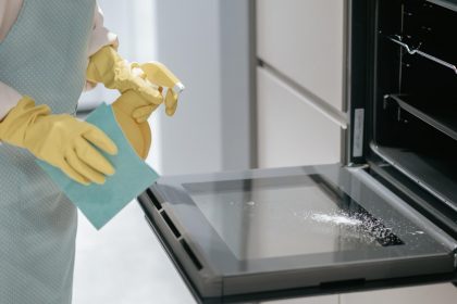 Геніальний лайфхак: як швидко очистити духовку за допомогою паперових рушників