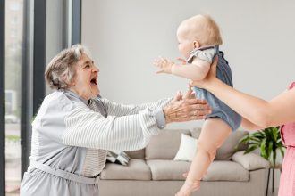 Чи безпечно, щоб хтось, крім вас, торкався новонародженого? Відповідь педіатра