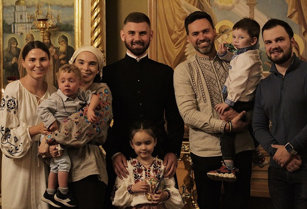 Родина Тімура та Інни Мірошниченко на хрещені Марселя.