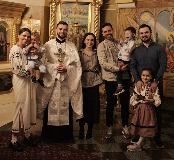 Родина Тімура та Інни Мірошниченко на хрещені Марселя.