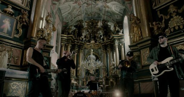 Кадр из клипа «Сердце» Соловий и Жадана в церкви.