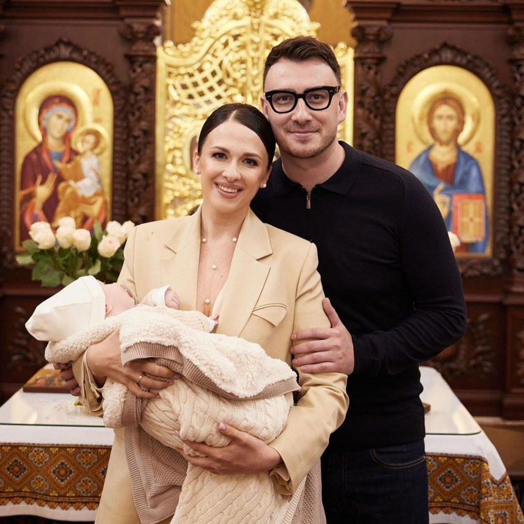 Ivan NAVI показал момент крещения своего сына Дария. 