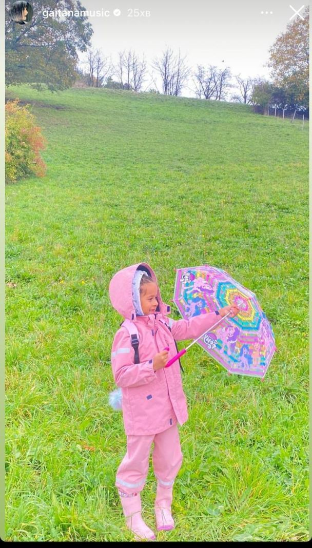 Прогулянка Гайтани зі своєю маленькою принцесою.