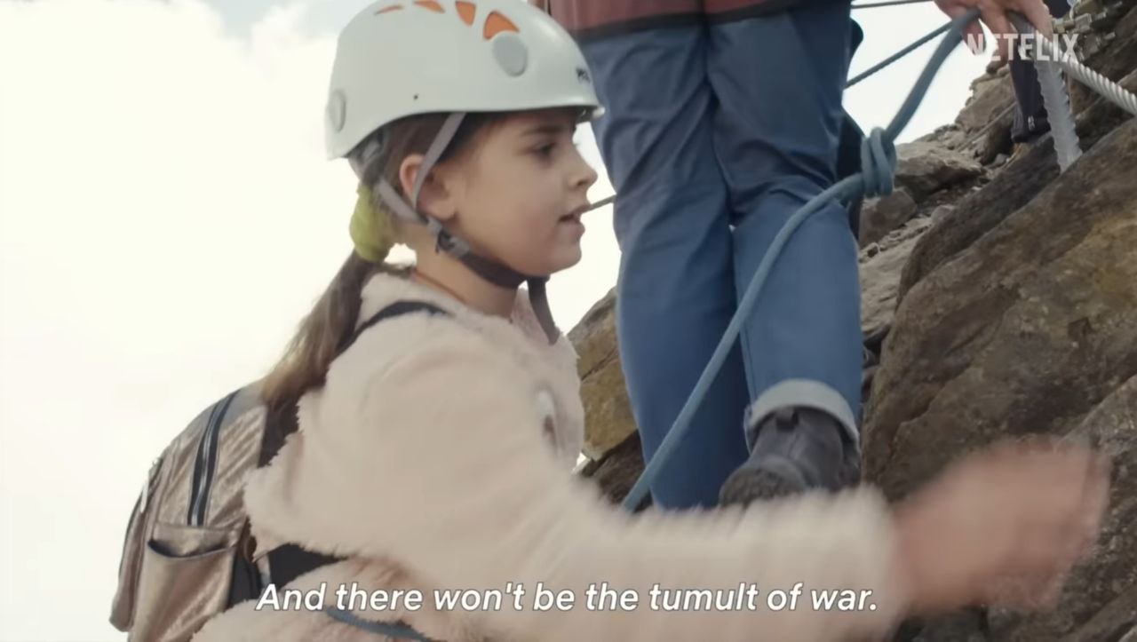 Кадри з фільму, що присвячений вимушеним переселенцям з України.