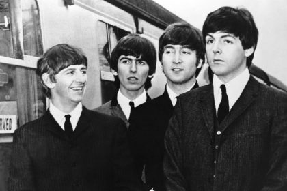 Неймовірно: The Beatles повертаються з новою піснею