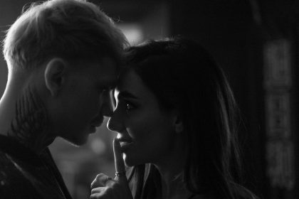 Анна Трінчер та DEMCHUK розкривають справжню сутність кохання в своєму новому кліпі «Цілуй».