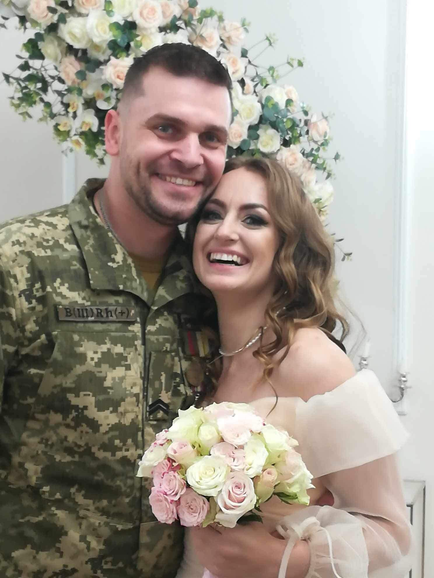 Военнослужащий Святослав Бойко и актриса Елизавета Красниченко отмечают свою свадьбу. 