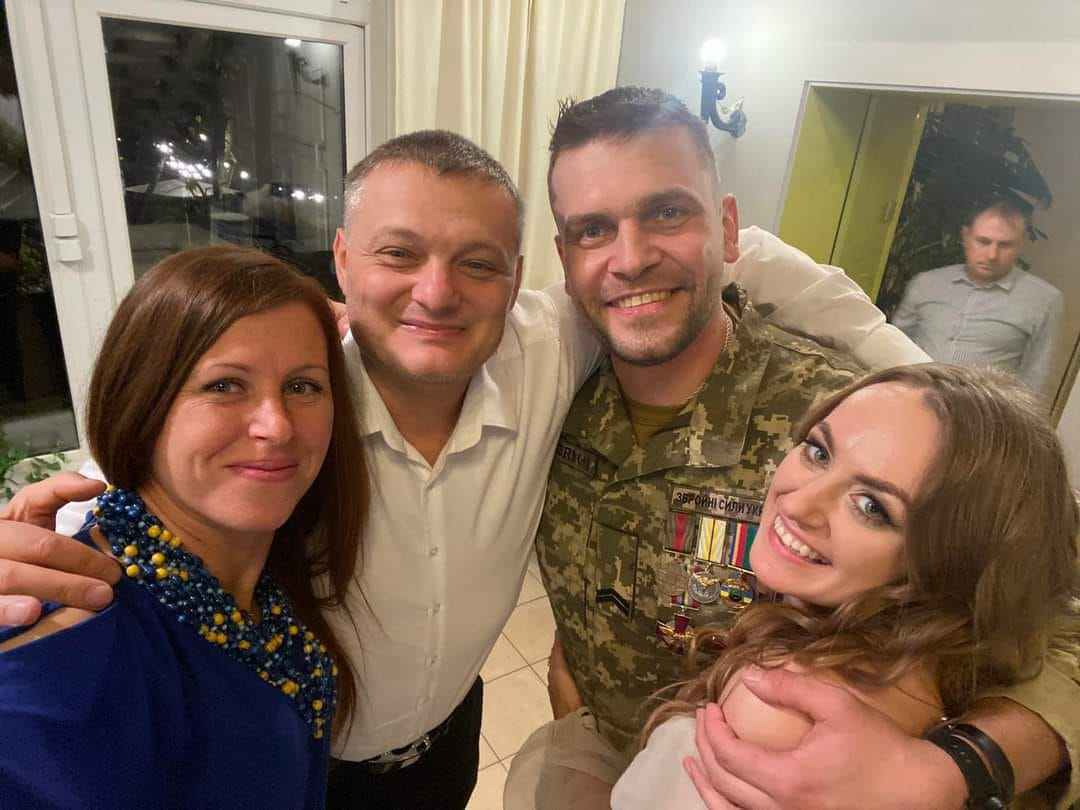 Военнослужащий Святослав Бойко и актриса Елизавета Красниченко отмечают свою свадьбу.