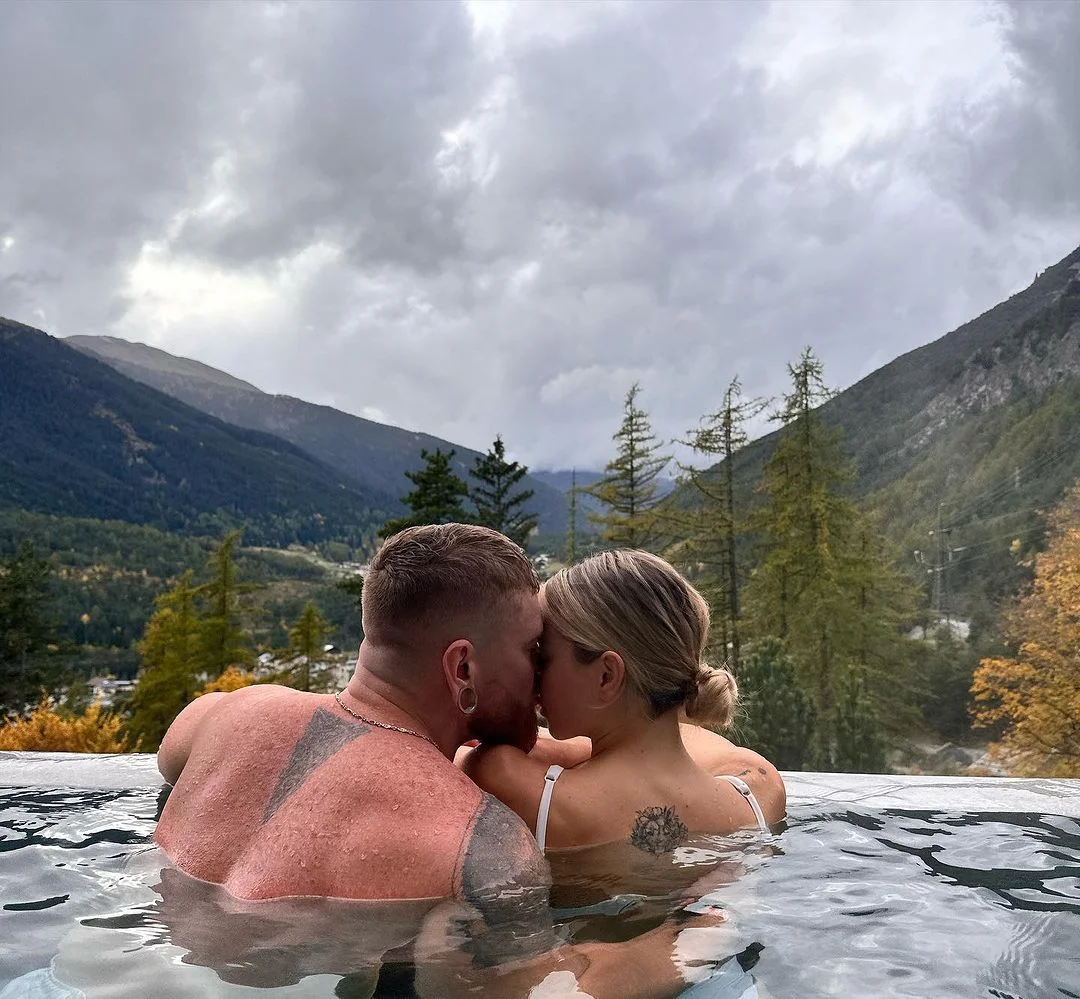 Александр Кривошапко и его новая возлюбленная на фоне гор.