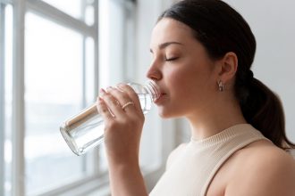 Що відбувається з травленням, якщо ви не п'єте достатньо води