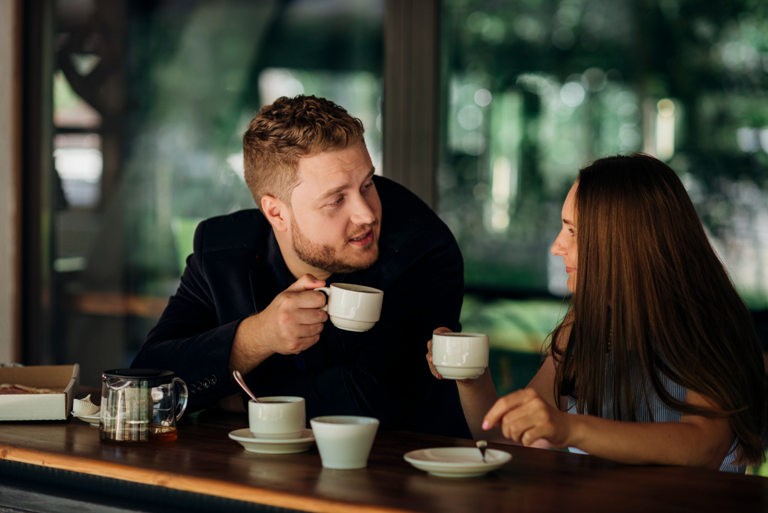 Хорошо начнем разговор. Мужчина и женщина пьют чай. Парень и девушка в кафе. Парень и девушка в кофейне. Парочка в кафе.