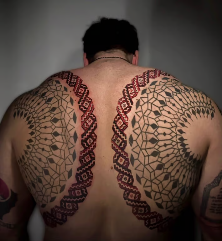 Даниэль Салем вложил в свою спину не только татуировку, но и каплю украинской души, представив поразительную вышиванку в форме ДНК.