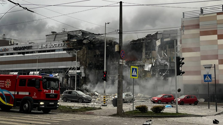 Масовані ракетні удари Росії призвели до трагічних наслідків в Україні: понад 10 загиблих, десятки поранених та руйнування в численних містах країни.