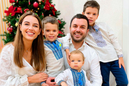 Сім'я Григорія Решетніка розкриває домашню радість, прикрашаючи новорічну ялинку та переповнюючи оточуючих казковою атмосферою.