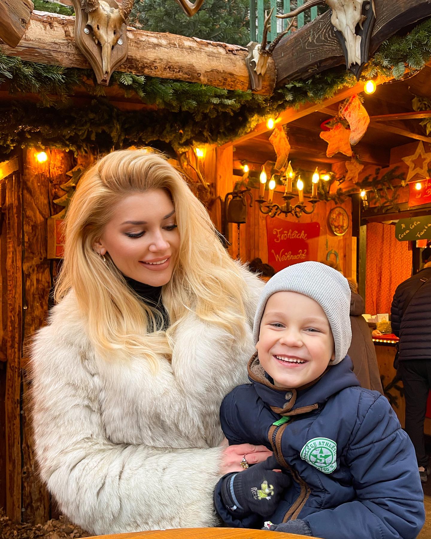 Миша Романова с ребенком на рождественской прогулке в Германии.