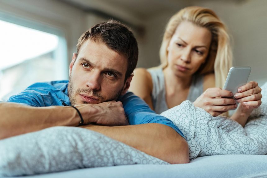 Психолог назвав 5 вірних ознак того, що чоловік вас зрадить