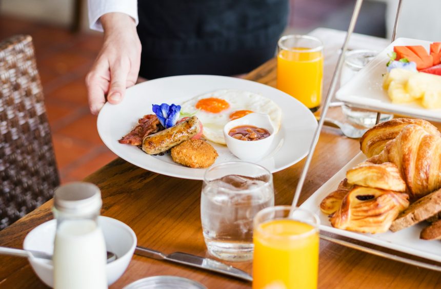 Безкоштовний сніданок у готелях не такий свіжий, як ви думаєте: зізнання співробітниці