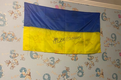 Українець повернув назад прапор з підписом Залужного за 160 тис грн.