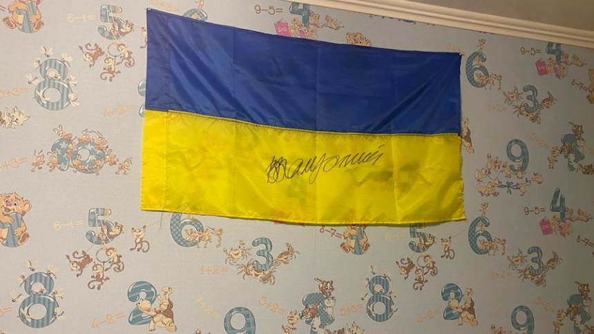 Українець повернув назад прапор з підписом Залужного за 160 тис грн.