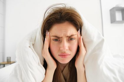 Як спати, якщо болить голова: лікарі назвали позу, яка не погіршить ваш стан