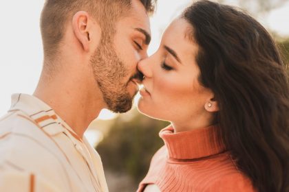 Як цілуватися як професіонал: 4 поради тренера зі знайомств