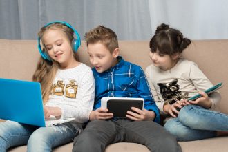 Екранний час у дитини: як батькам правильно його обмежити?