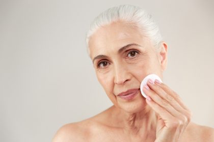 5 помилок у догляді за шкірою, через які ви виглядаєте старшими за свої роки
