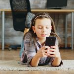 8 причин, через які в дітей мають бути мобільні телефони