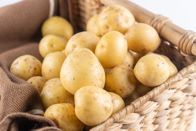 Фермери змушені знижувати ціни на картоплю через збільшення пропозиції та зменшення попиту на ринку.