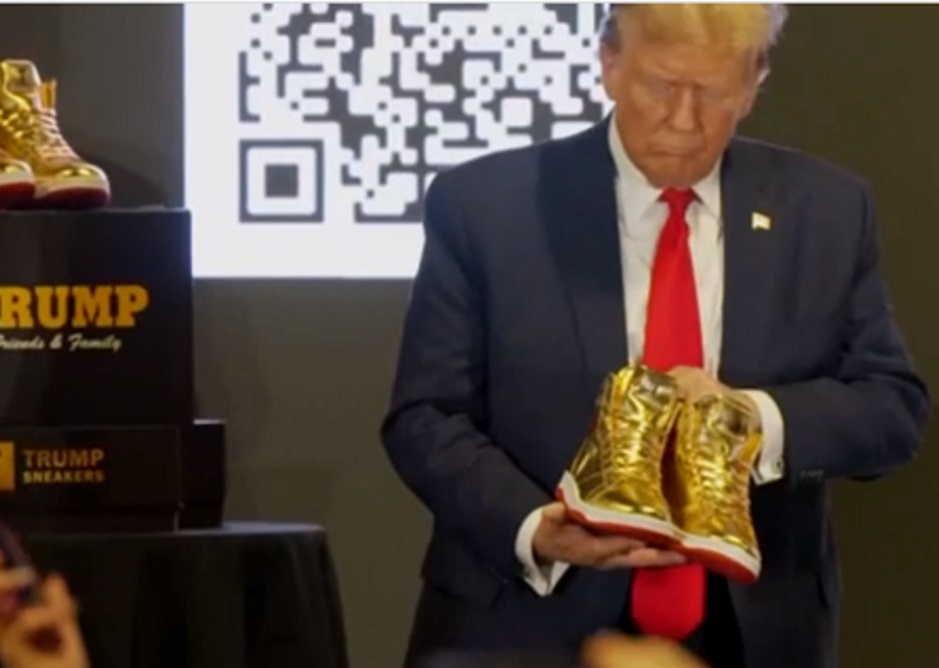 Золотые кроссовки от Трампа