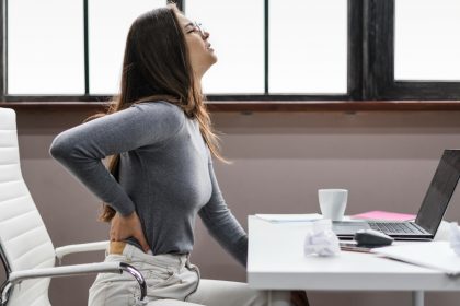 6 способів зменшити біль у спині, якщо ви багато часу проводите сидячи