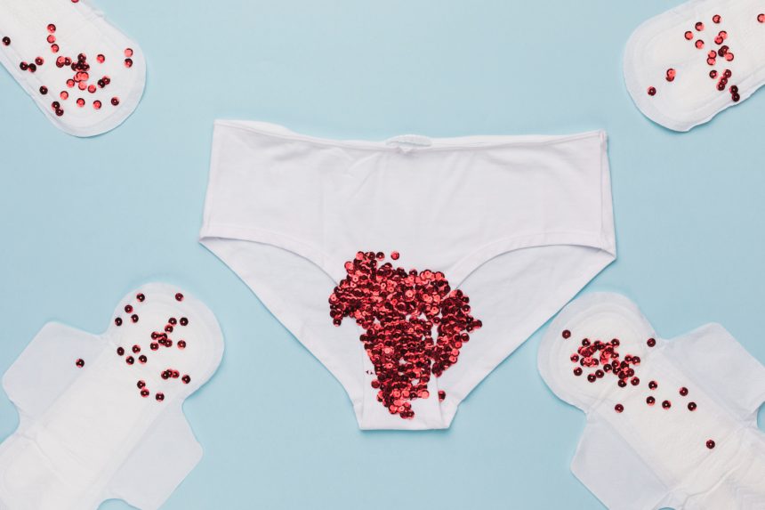 Як позбутися плям крові після менструації за допомогою перекису водню