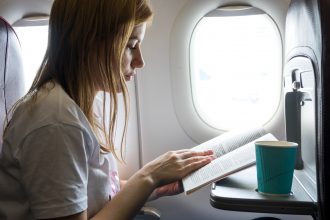 Не використовуйте кишеню на спинці сидіння в літаку: застереження стюардеси