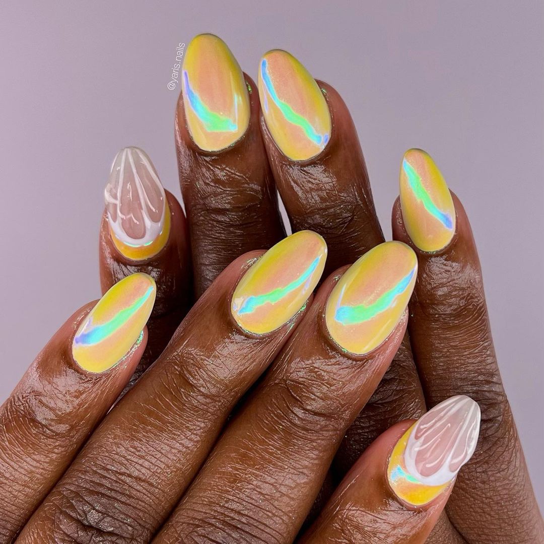 Жовті хромовані нігті – весняний манікюр 2024, який нагадує сонце