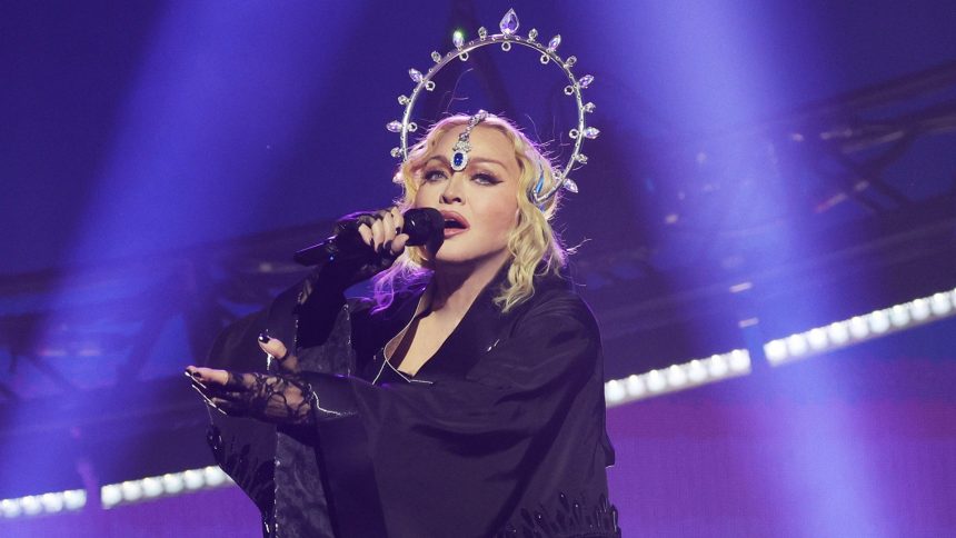 Неприємний інцидент: Мадонна облила публіку пивом