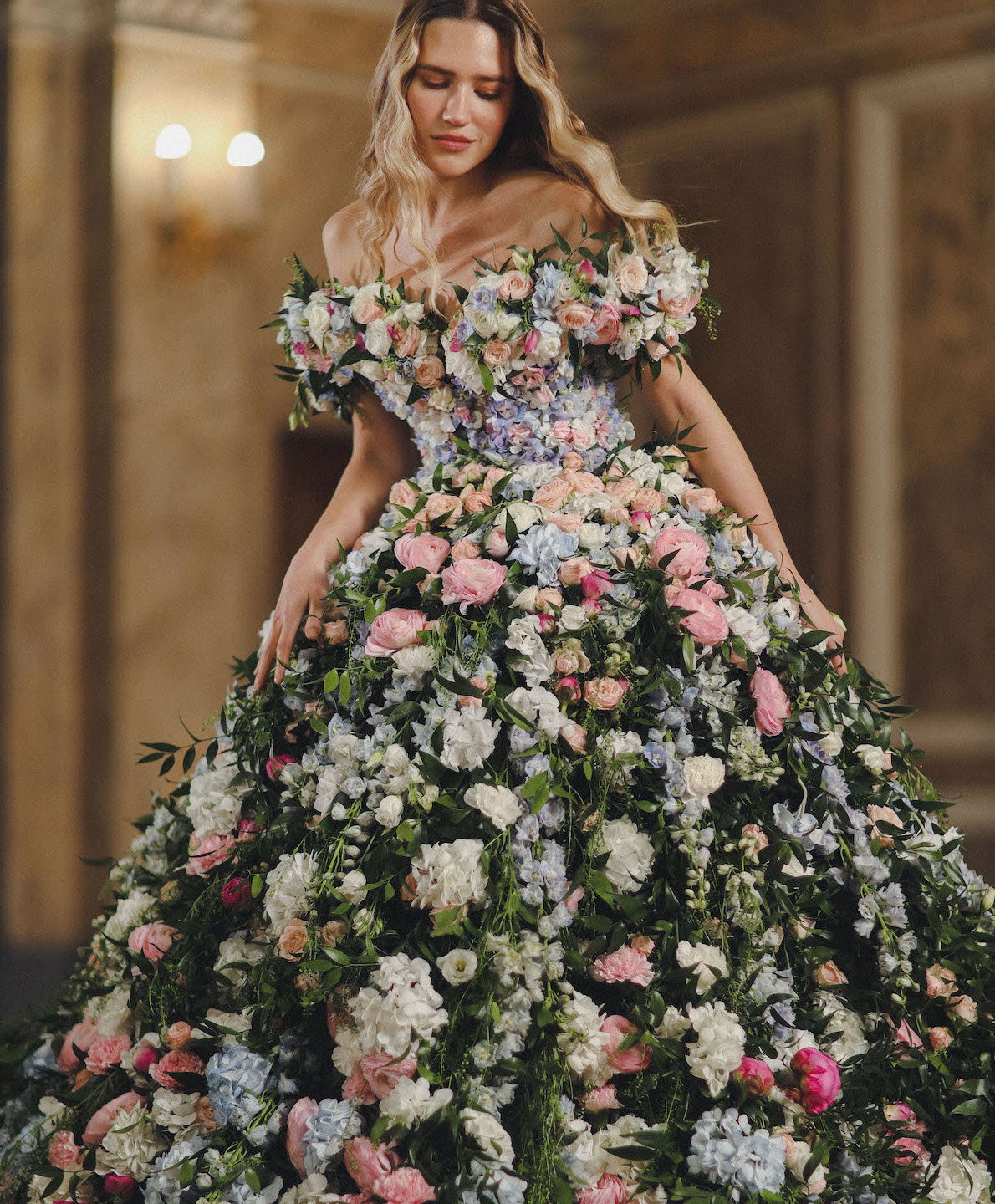 Природа в моде: Vladiyan Royal удивил мир уникальным свадебным платьем из живых цветов. 