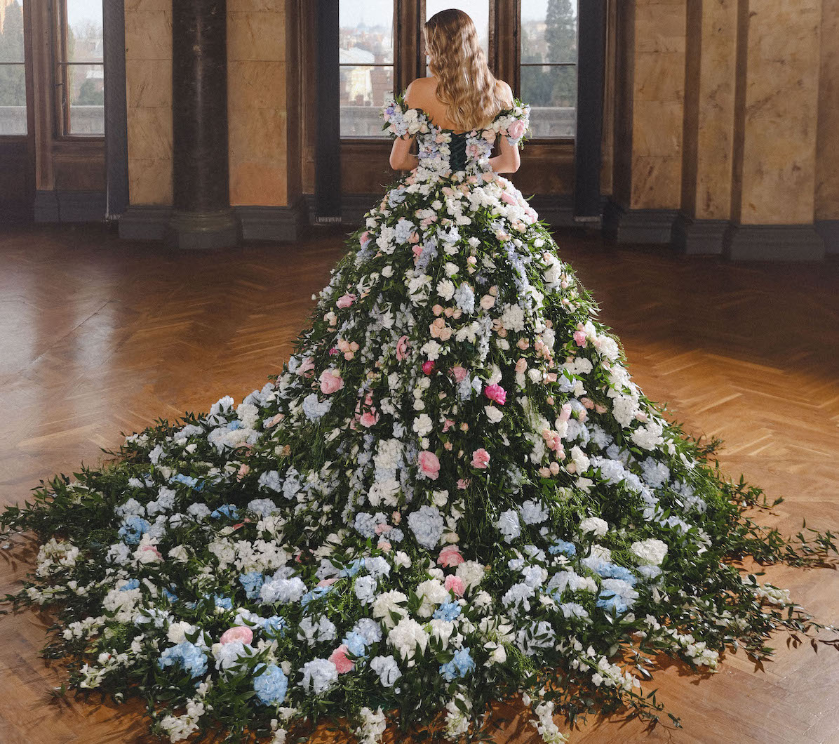 Природа в моде: Vladiyan Royal удивил мир уникальным свадебным платьем из живых цветов.