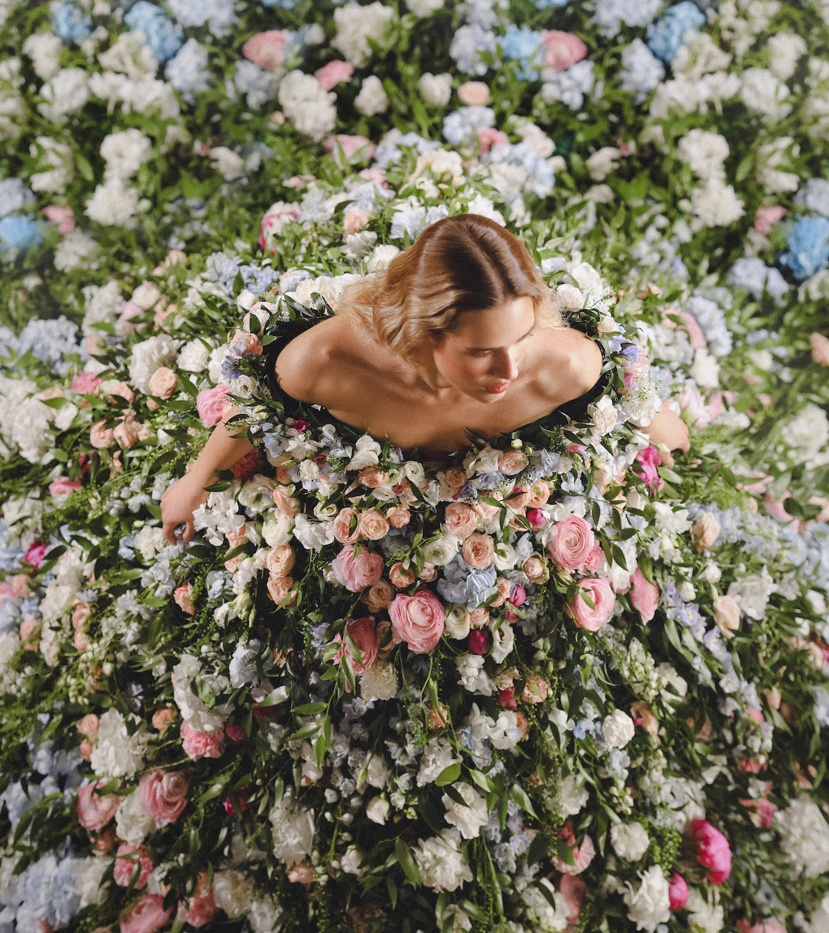 Природа в моде: Vladiyan Royal удивил мир уникальным свадебным платьем из живых цветов.