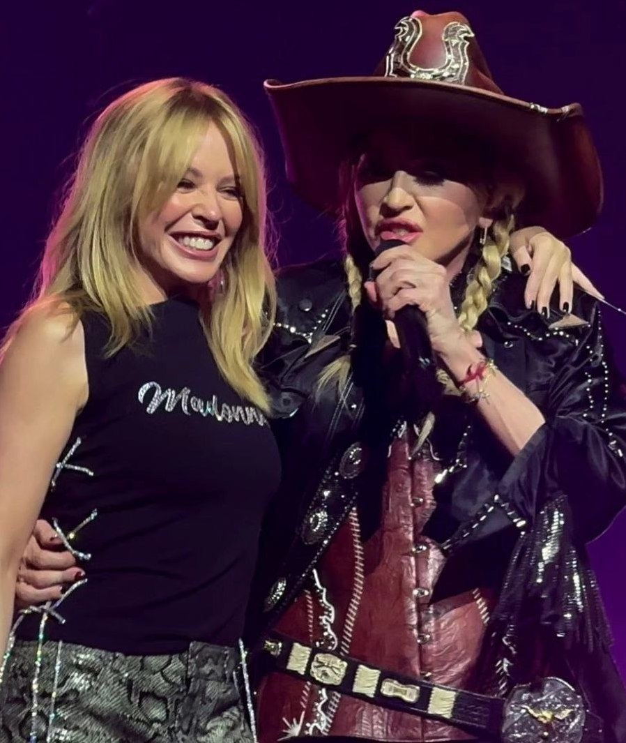Сотрудничество Мадонны и Кайли Миноуг стало ярким примером объединения легенд поп-сцены. 