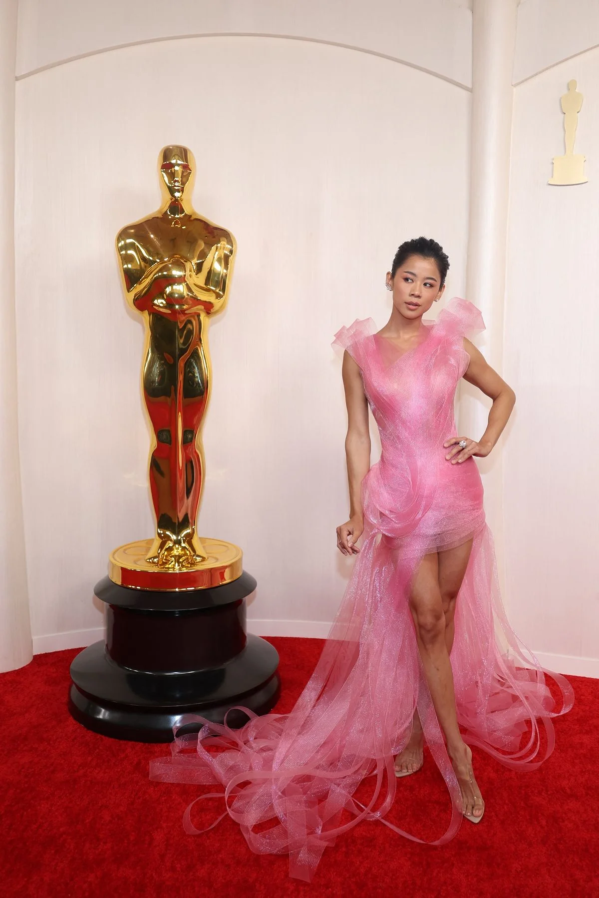 Платье Lever Couture стало эпицентром внимания на Оскаре благодаря образу Лии Льюис. 