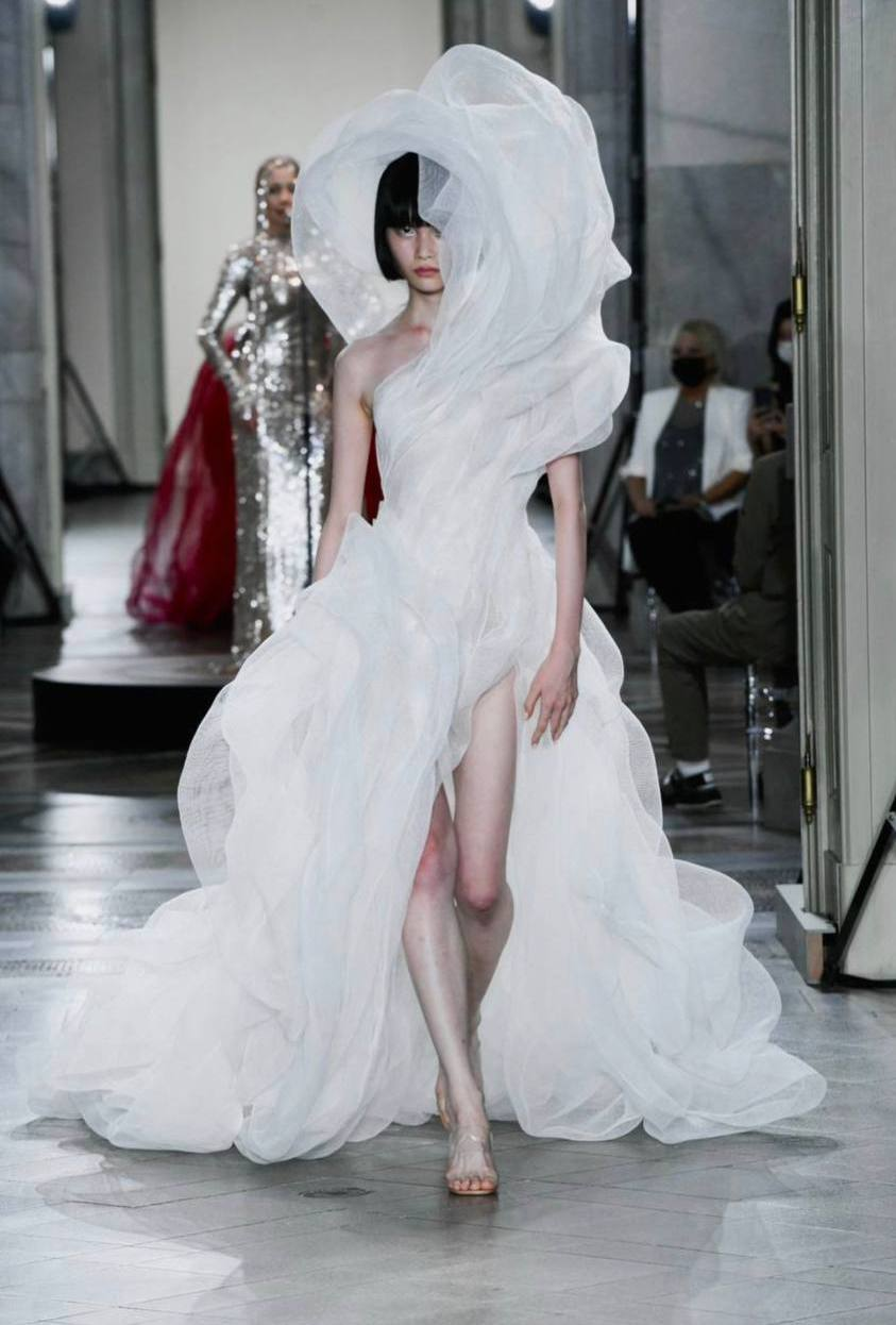 Дженнифер Лопес поражает одеждой от украинского бренда Lever Couture.