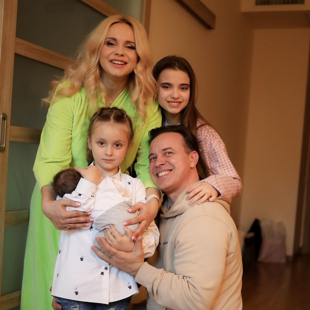 Лилия Ребрик с мужем и дочерьми после выписки с маленькой Адель. 