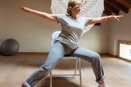 Йога на стільці – новий фітнес-тренд 2024 для людей різного віку