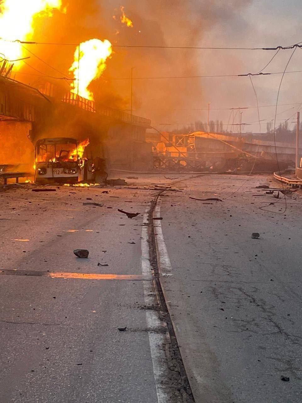 Российская агрессия: ДнепроГЭС в Запорожье под обстрелом, пожар на станции. 