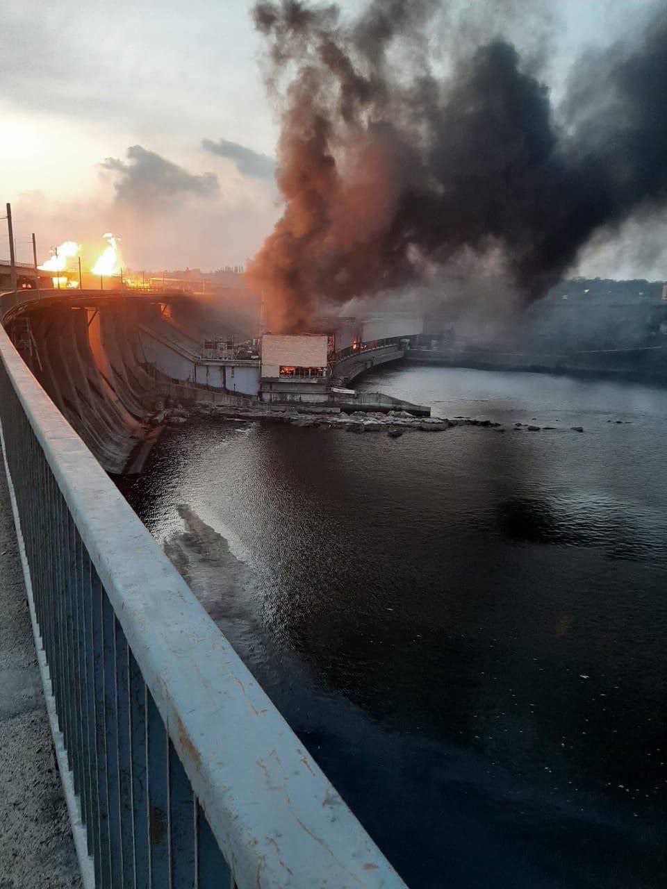 Российская агрессия: ДнепроГЭС в Запорожье под обстрелом, пожар на станции.